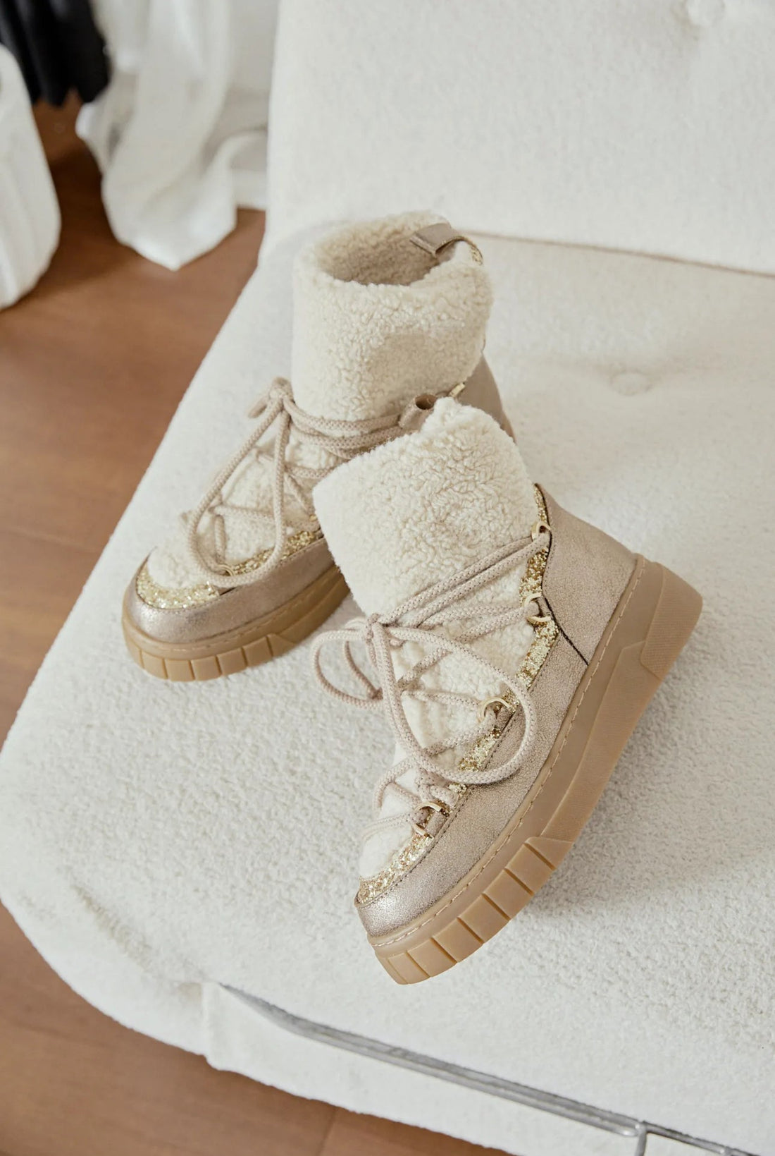 Boots d'hiver taupe à lacets avec semelle épaisse et bout rond en imitation peau de mouton