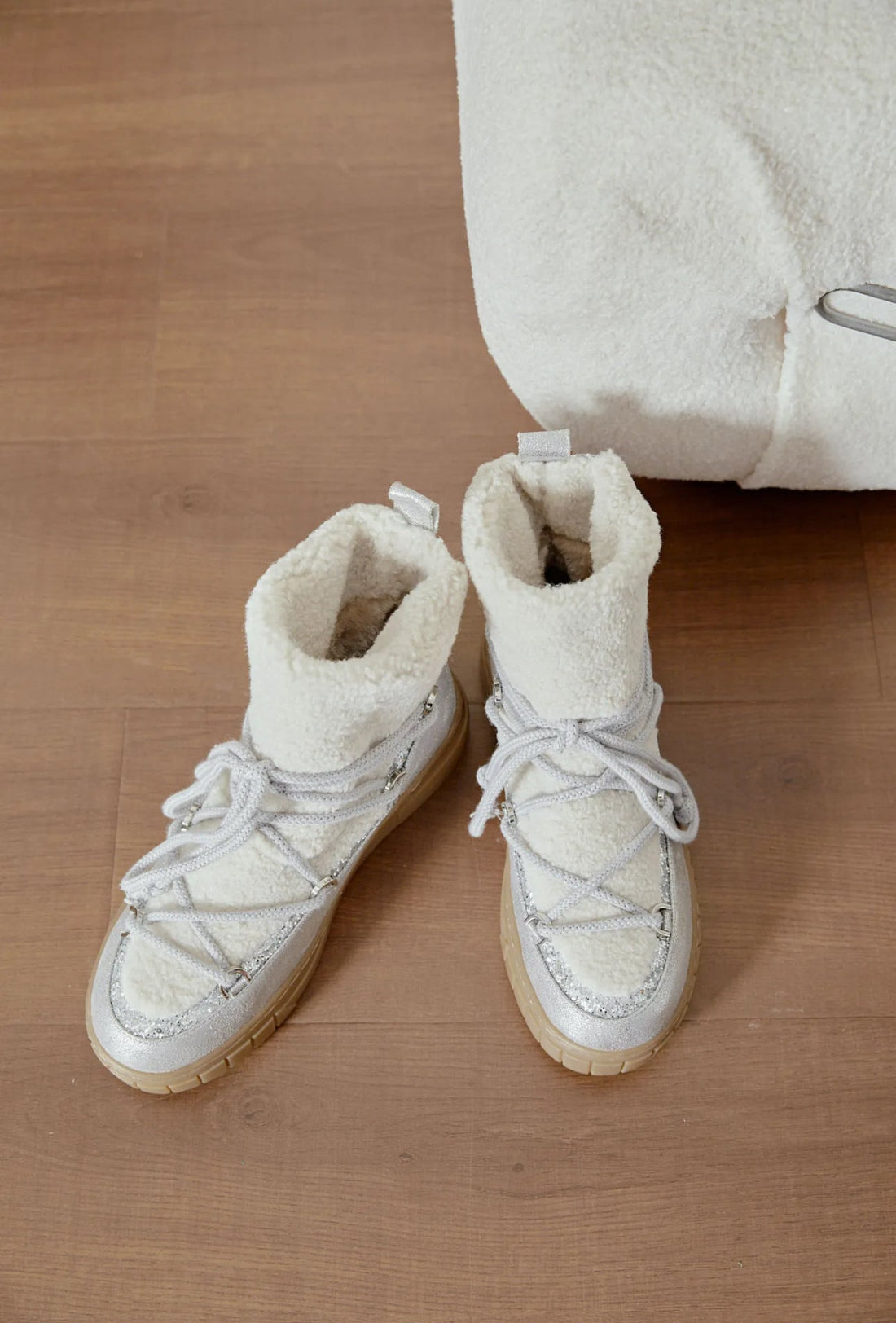 Boots d'hiver silver à lacets avec semelle épaisse et bout rond en imitation peau de mouton